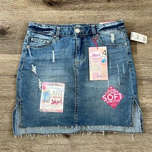 Almost famous high rise skirt NWT size 7